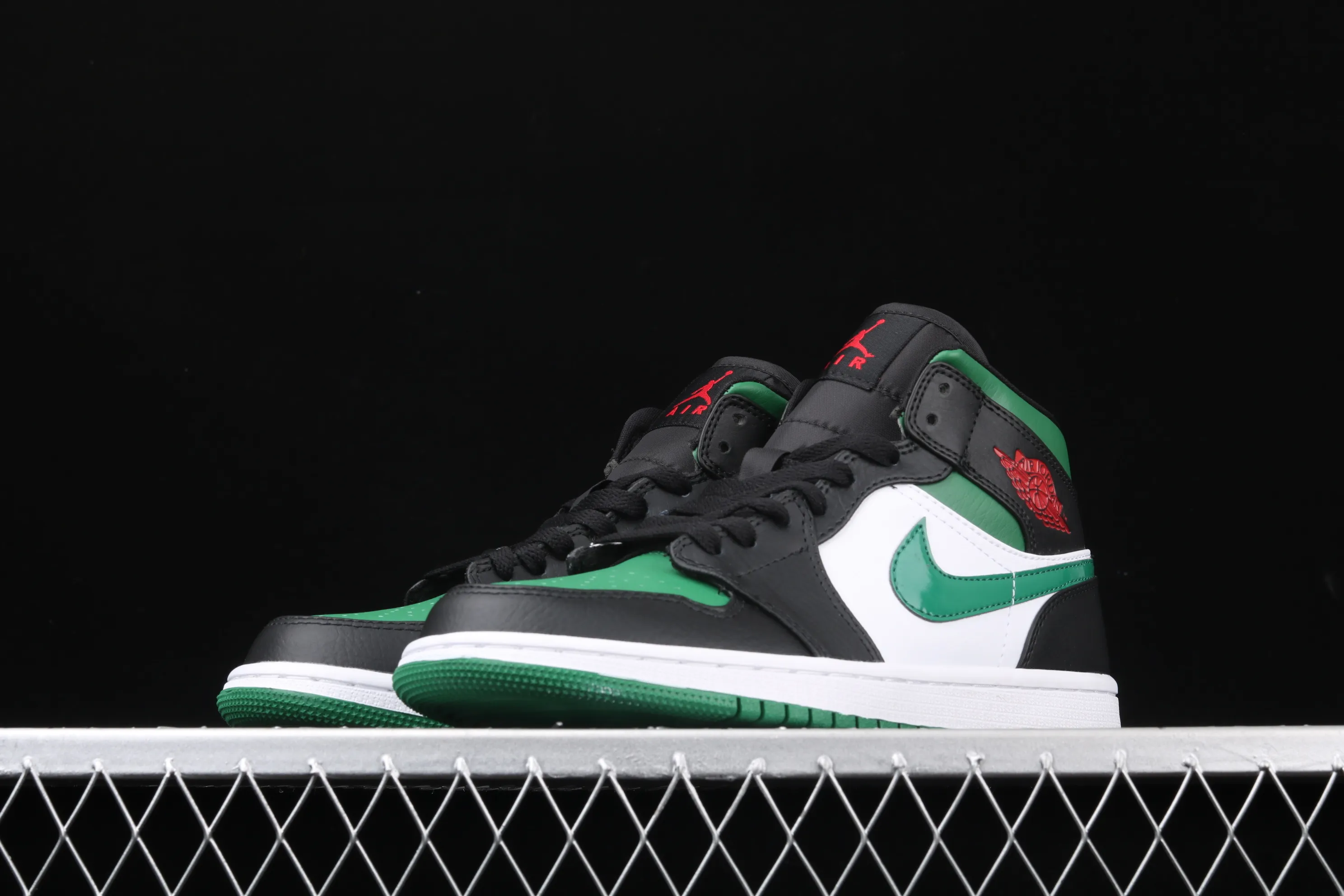 All categories Air Jordan Jordan series basketball shoes Air Jordan 1 Mid Air Jordan 1 Mid AJ1 Joe 1 mid-top black and white green basketball shoes 554724-067
